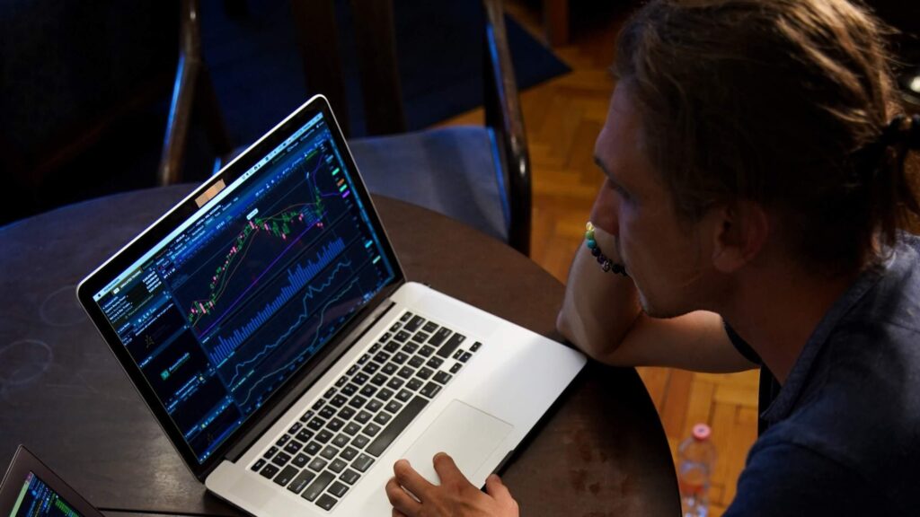 analisis-teknikal-forex-pemula-laptop