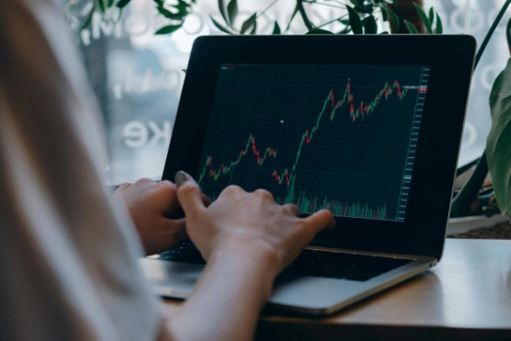 belajar-forex-dasar-chart-trading-laptop