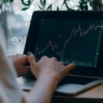 belajar-forex-dasar-chart-trading-laptop