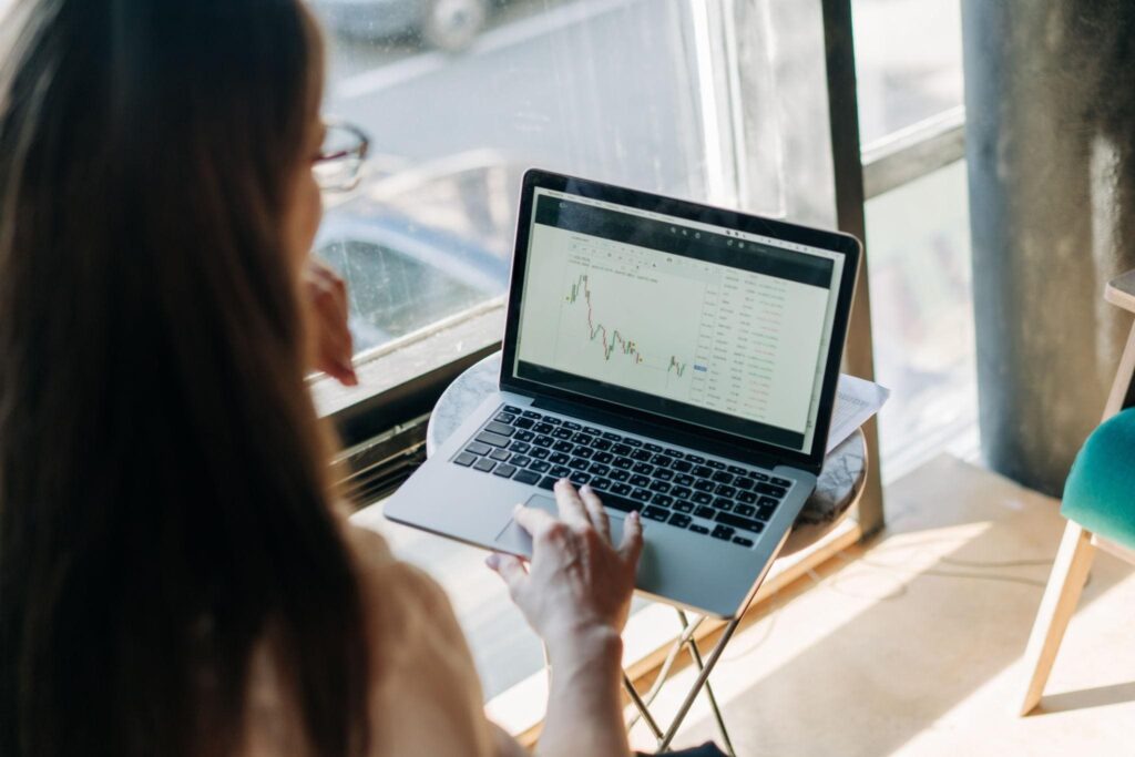 belajar-pemula-trading-forex-analisis-chart-laptop