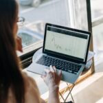 belajar-pemula-trading-forex-analisis-chart-laptop