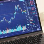 belajar-trading-bagi-pemula-chart-laptop