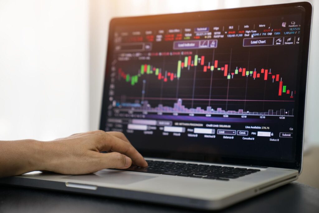 belajar-trading-forex-pemula-laptop-chart