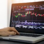 belajar-trading-forex-pemula-laptop-chart
