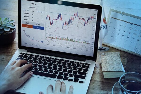belajar-trading-pemula-chart-laptop