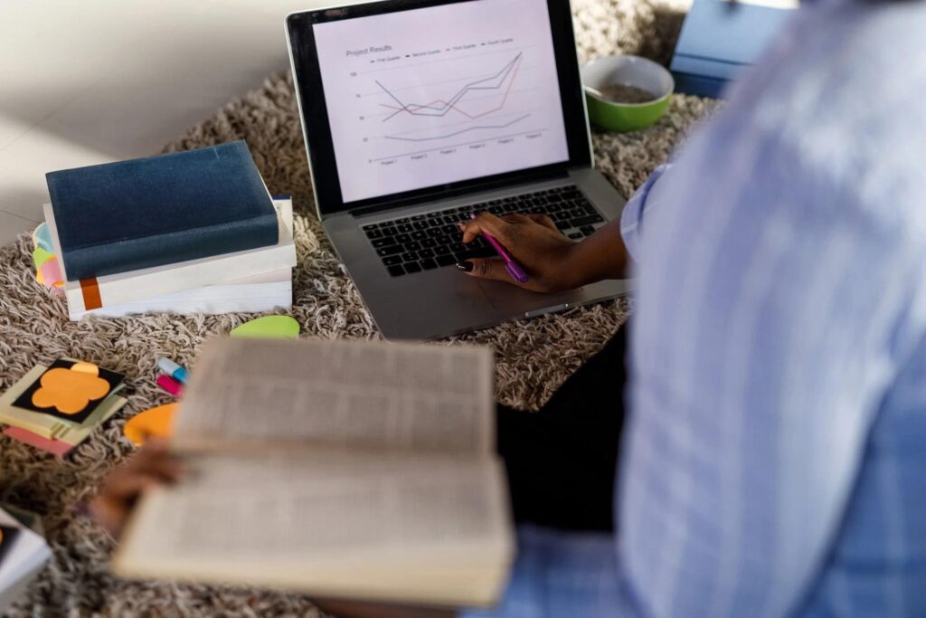 buku-belajar-forex-pemula-chart-laptop
