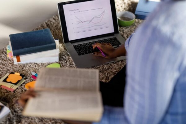 buku-belajar-forex-pemula-chart-laptop