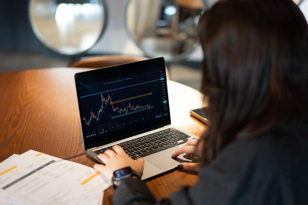 cara-belajar-trading-dari-awal-pemula-laptop-chart