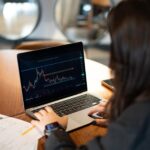 cara-belajar-trading-dari-awal-pemula-laptop-chart